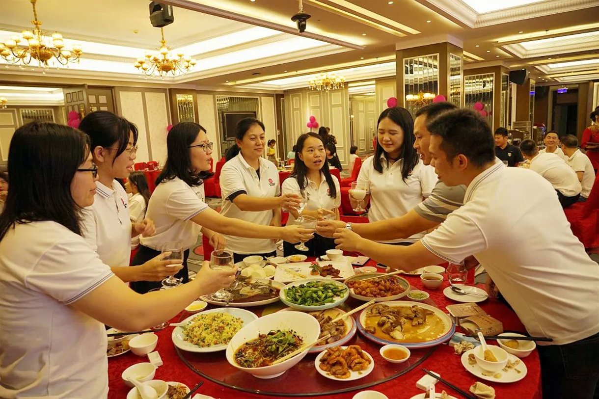 金秋九月、丹桂飘香，温馨团聚、情满中秋!