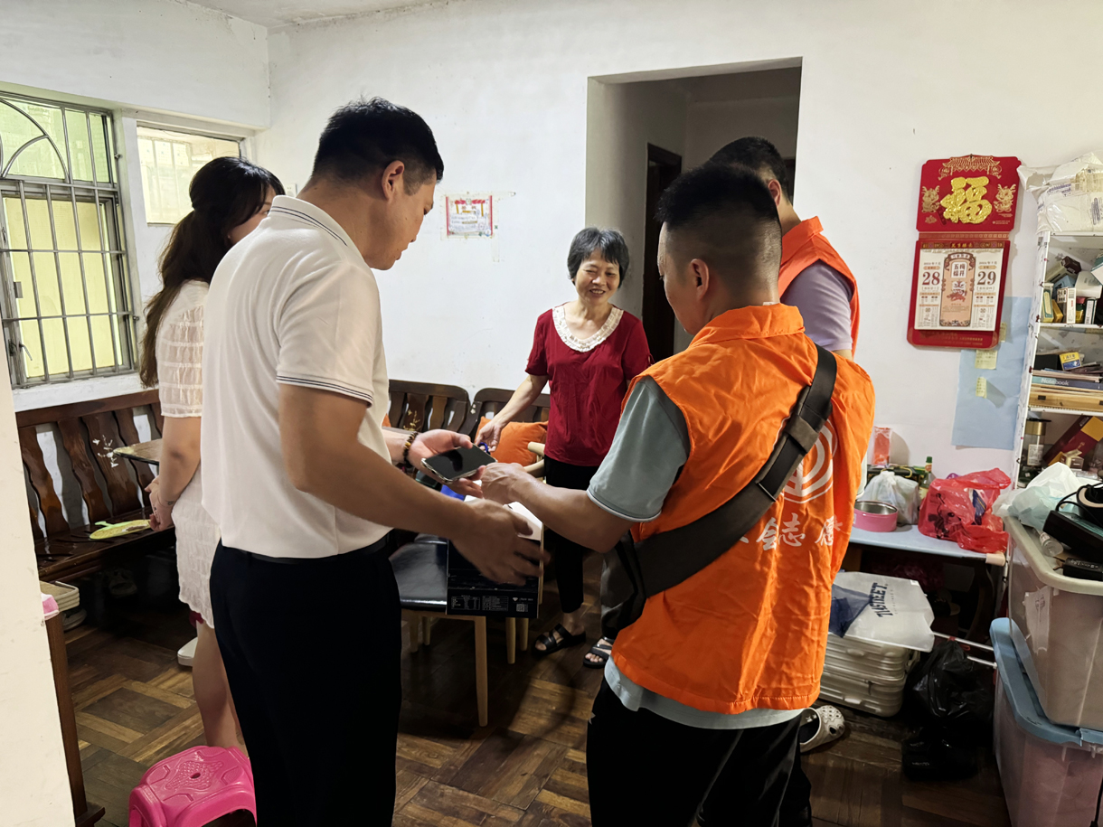 高温送清凉，慰问沁人心。