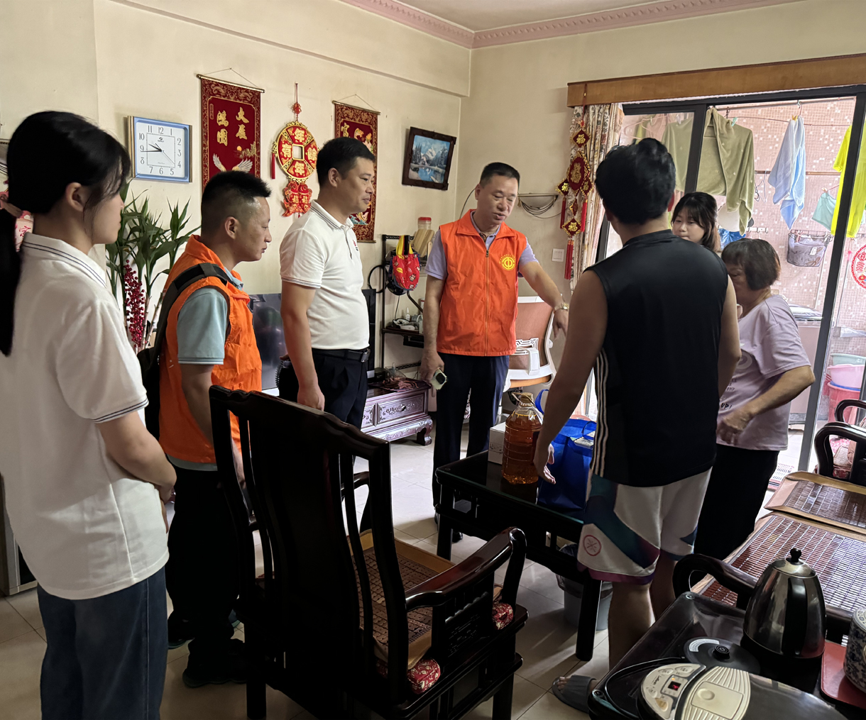高温送清凉，慰问沁人心。
