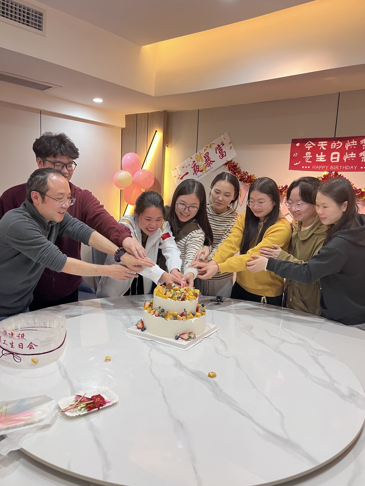 冠恒建设举办春季员工生日会活动