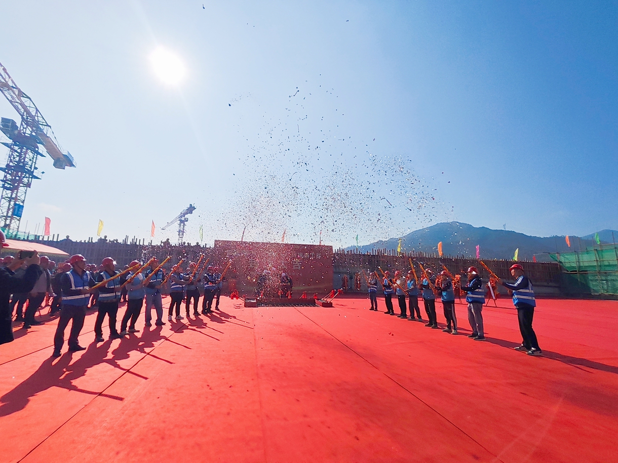 宏骏（惠州）置业6号厂房喜封金顶