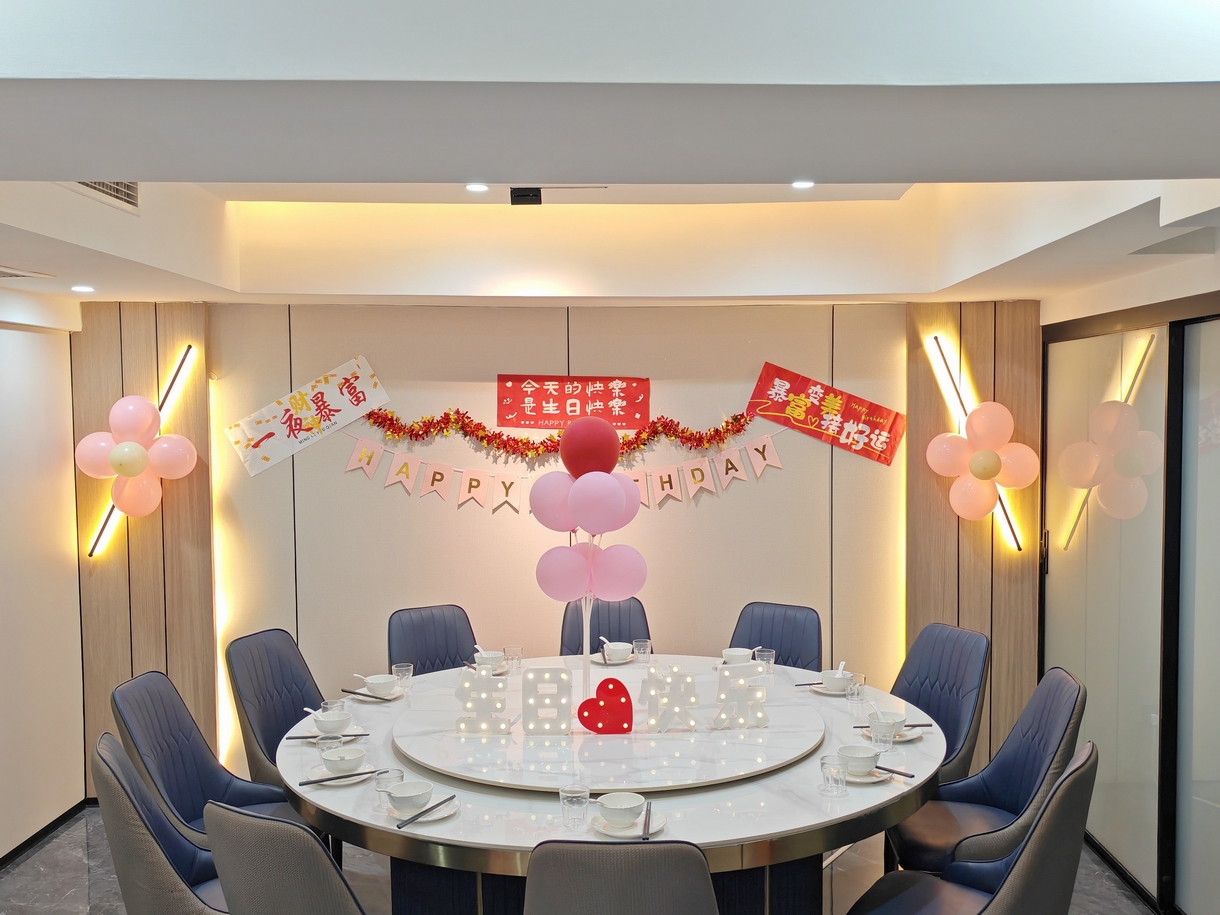 冠恒建设举办春季员工生日会